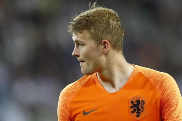 德弗里踢什么位置？